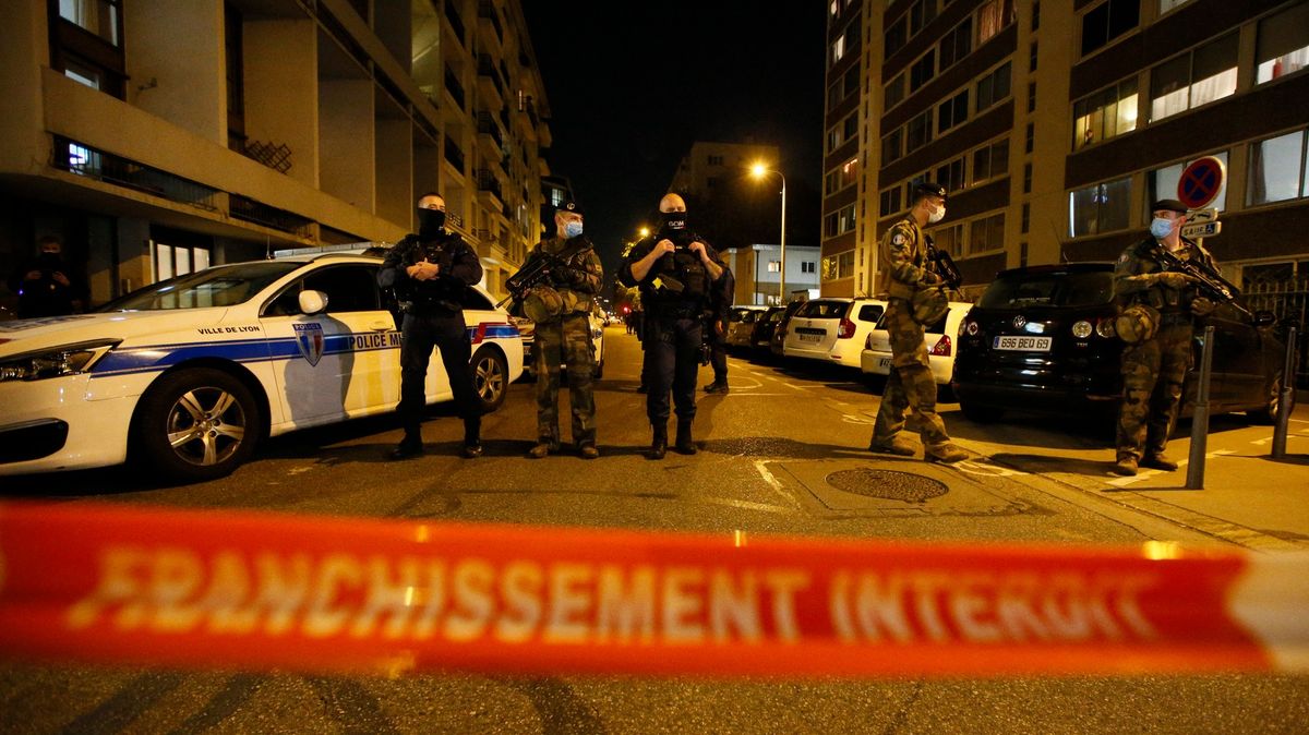 Hlídky u kostelů a další zatýkání. Francie reaguje na vraždy v Nice